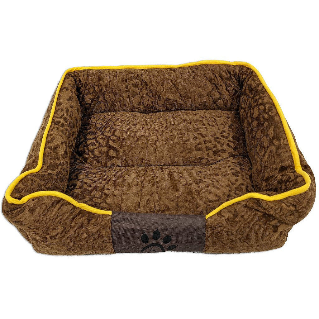 Cama pet tamanho M marrom com estampa de patas em ambiente interno