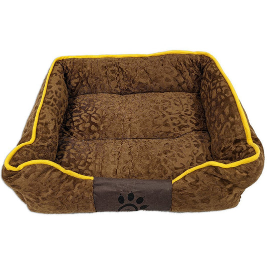 Cama pet tamanho M marrom com estampa de patas em ambiente interno