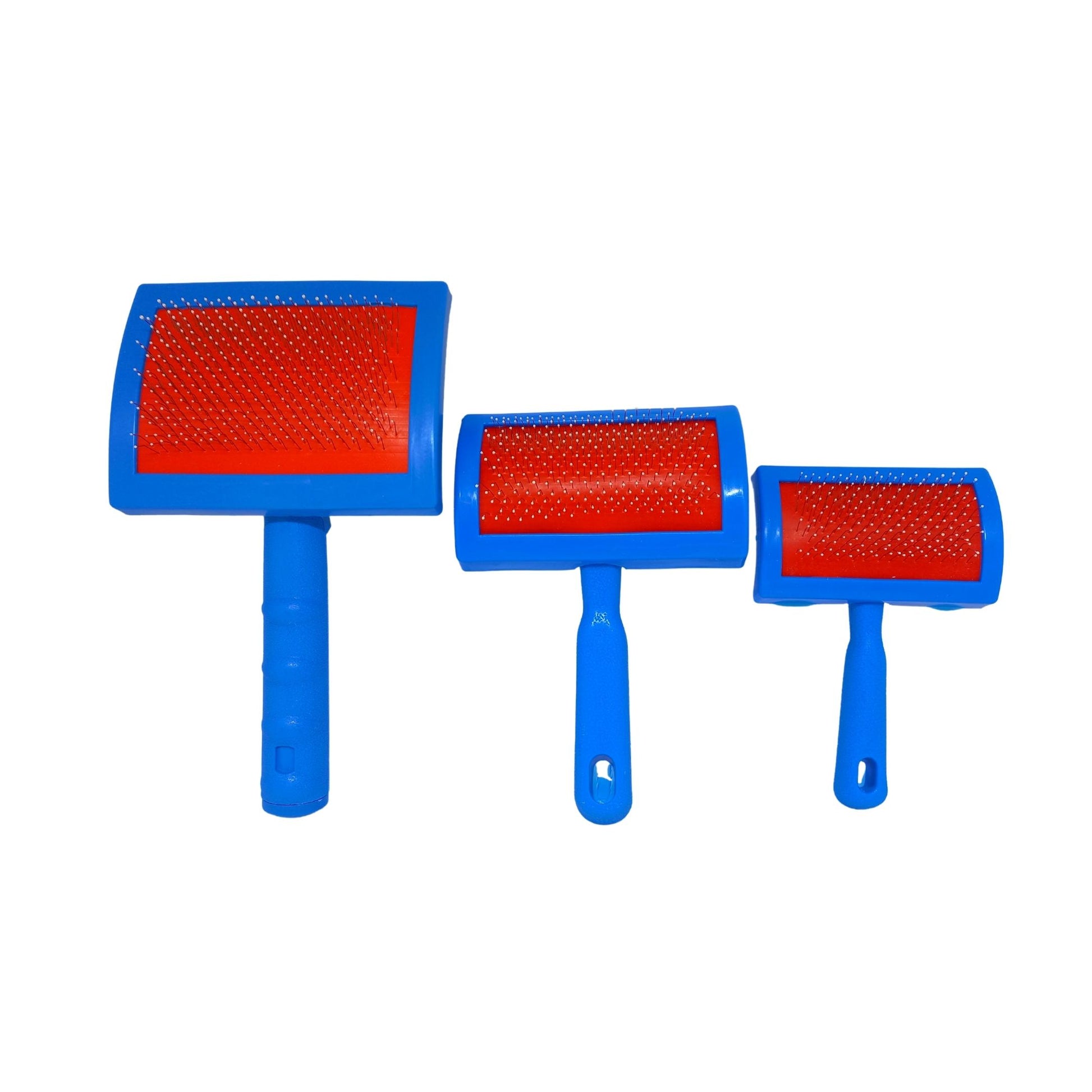 Rasqueadeira para cães e gatos com cerdas metálicas, cabo anatômico e base curva, ideal para remover pelos soltos, desembaraçar e cuidar da pelagem.