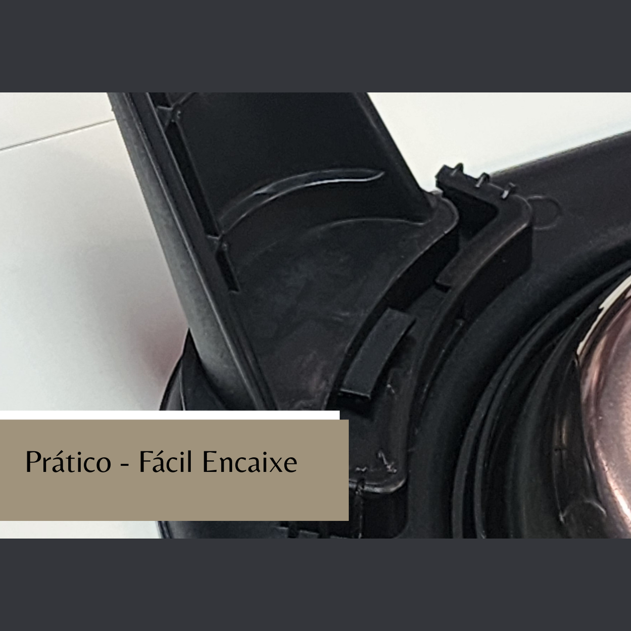 Comedouro elevado pet com encaixe fácil na base e estrutura preta.