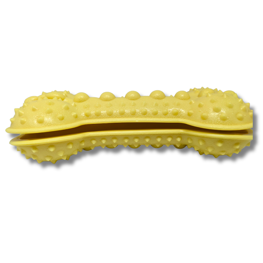 Mordedor pet amarelo em formato de osso com textura para mastigação e limpeza dental.
