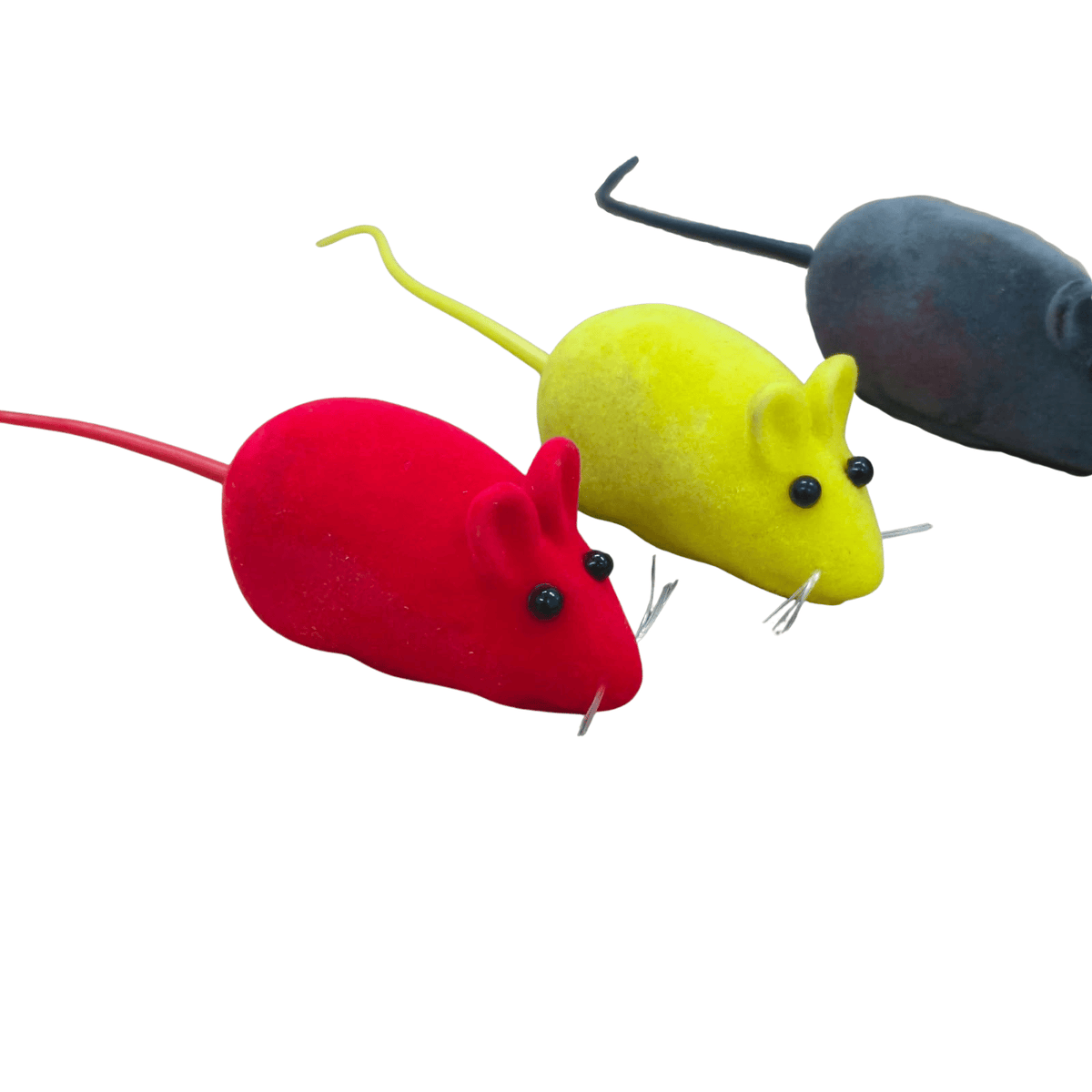 Brinquedo para gatos em formato de ratinho, com revestimento aveludado, orelhas, olhos pretos e cauda longa e fina, disponível nas cores vermelho, amarelo e cinza.