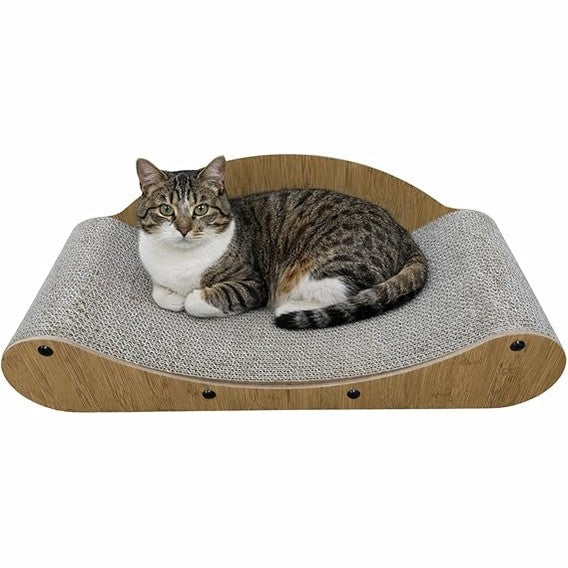 Cama arranhador para gatos em papelão kraft, com formato curvo e superfície ampla para arranhar, descansar e estimular o pet dentro de casa.