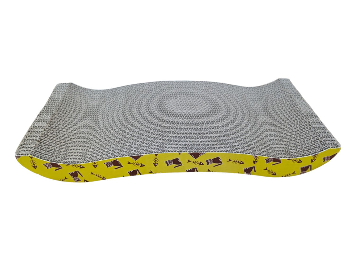 Arranhador para gatos em papelão ondulado, com superfície cinza texturizada, formato retangular com bordas curvas e laterais amarelas estampadas com desenhos de corujas e espinhas