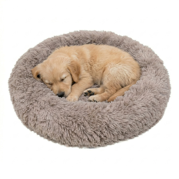 Cama redonda de pelúcia marrom para cachorro com filhote dormindo confortável
