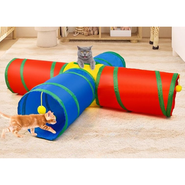 Túnel colorido para gatos com formato cruz e bolinhas pendentes para brincadeira.